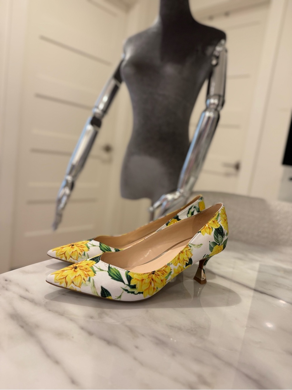 Nine West Yellow Floral Pointed Toe Kitten Heel Pumps Size 9M NWOB - Picture 4 of 5